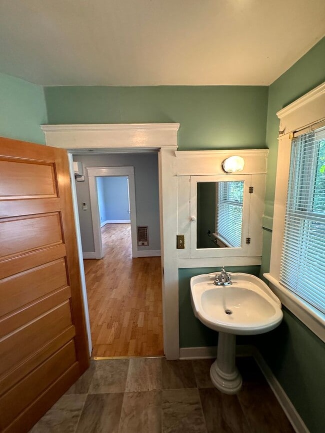 Building Photo - 4 Bedroom House Near Downtown Eugene