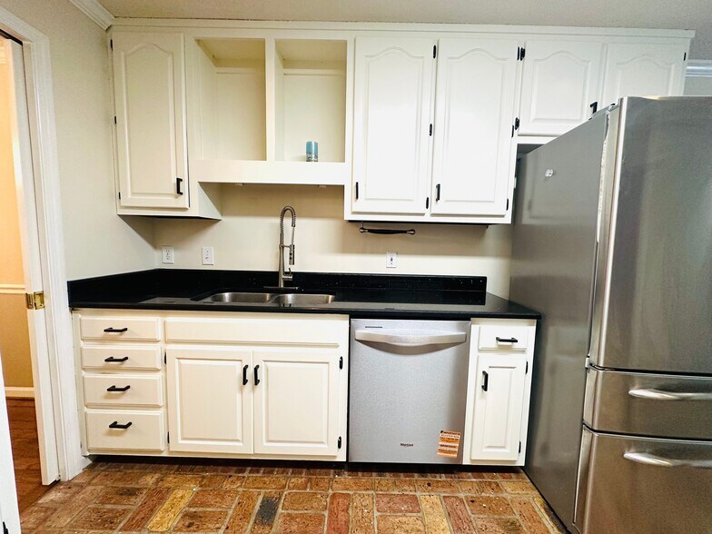 Building Photo - 101 Foxwatch Cir