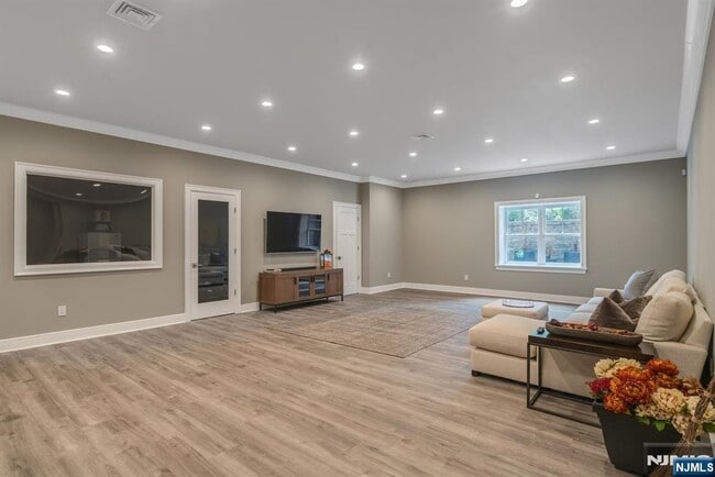 Building Photo - 4 Brookview Ct