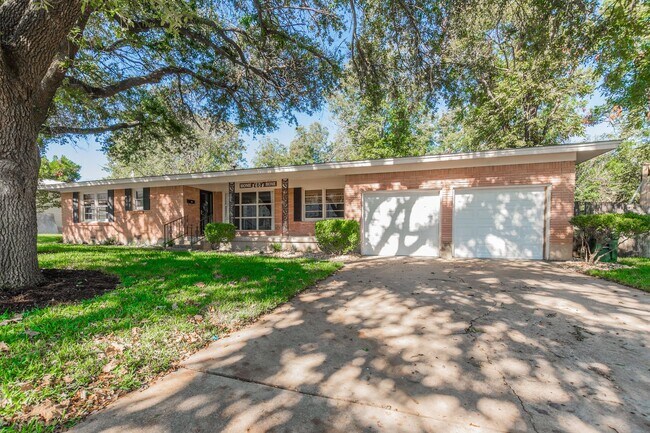 Building Photo - Renovated 3 Bed / 2 Bath Brick Home with 2-Car Garage & Fenced Yard in North Temple