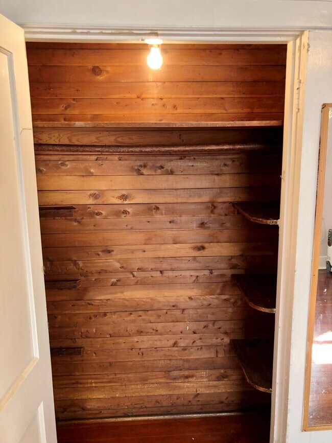 Building Photo - Large 1BD1BA w/ screened in porch