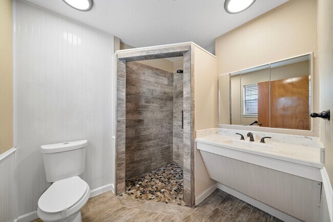 Building Photo - 1104 Hillcrest Dr