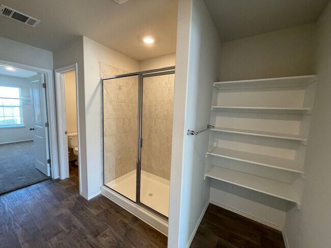 Building Photo - Beautiful 4 bedroom, 2.5 bathroom home in a great location!