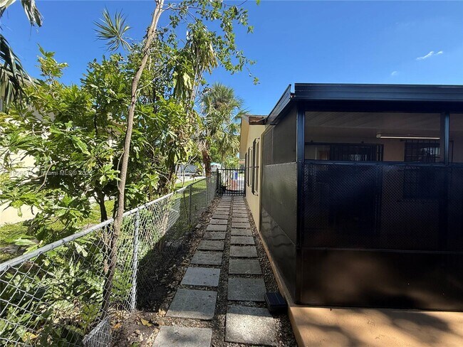 Building Photo - 1048 NW 32nd Pl