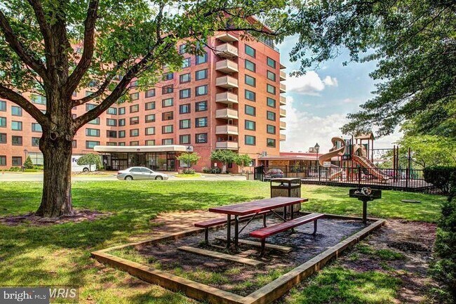Building Photo - 1021 Arlington Blvd