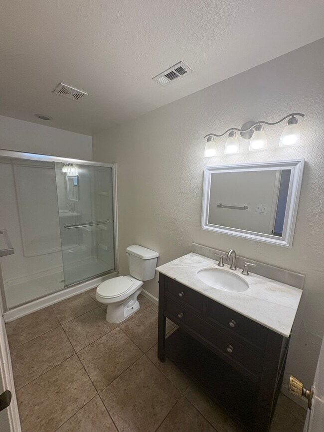 Building Photo - NW Reedley Home Near Shopping Center Rent ...