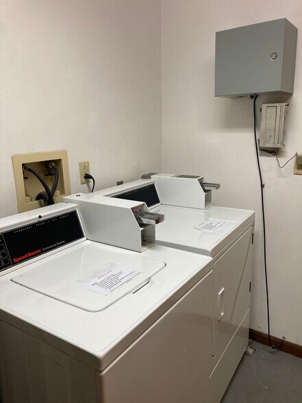 Onsite Washer and Dryer - 318 E Brown St