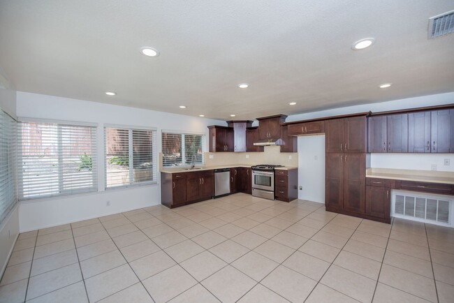 Building Photo - Spacious 4 Bedroom Home in Quiet Yorba Linda Neighborhood