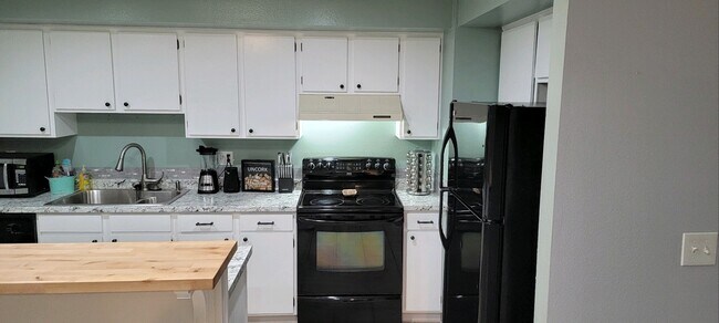 Kitchen - 4817 NE 52nd Cir