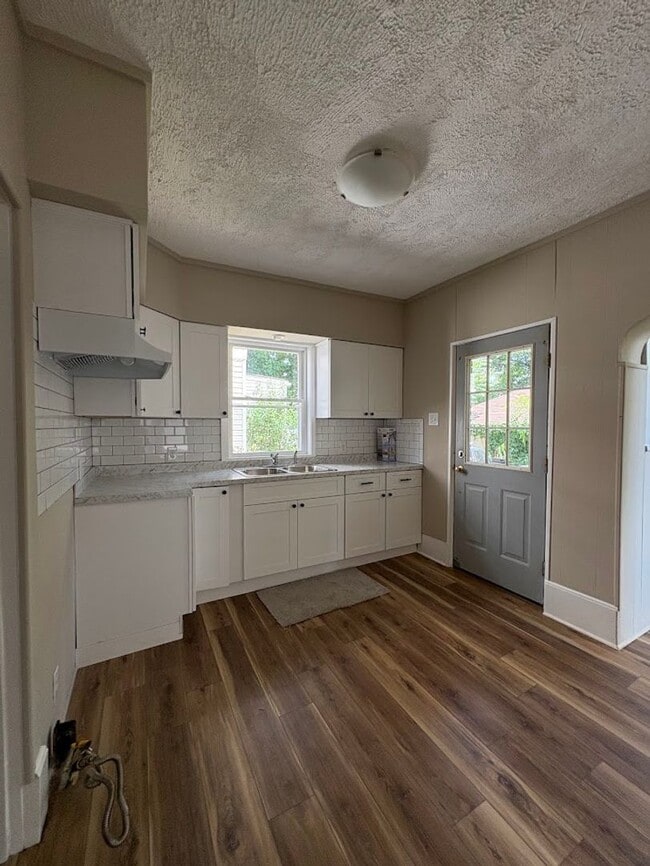 Building Photo - Four bedroom one bathroom home for rent