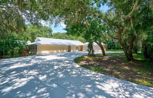 Building Photo - 3/2 POOL home in Harbor Estates Stuart--Lots of Parking!