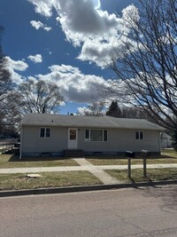 Building Photo - 4 Bed 1.5 Bath Home