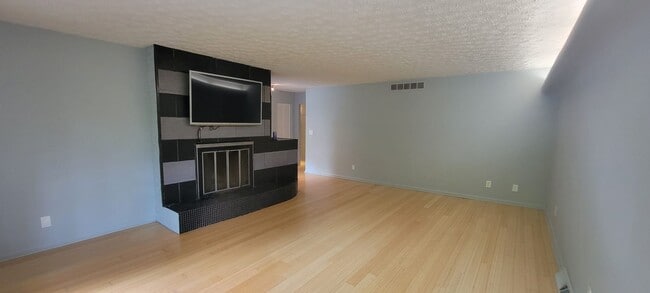 Building Photo - 4 bedrooms 3 baths beautiful house