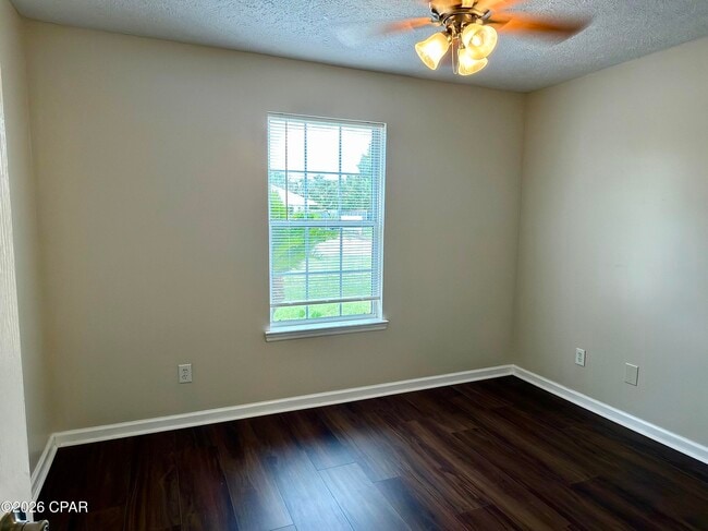 Building Photo - 425 Dolphin Dr