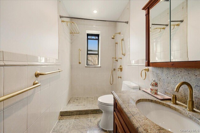 Building Photo - 300 Main St