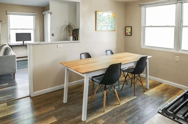 Building Photo - College Close 2 Bed 1 Bath
