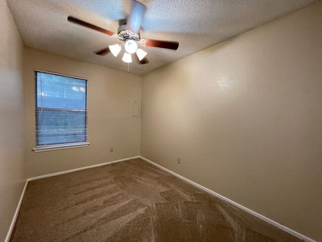 Building Photo - AVAILABLE NOW 2 BEDROOM 1 BATH DUPLEX IN H...