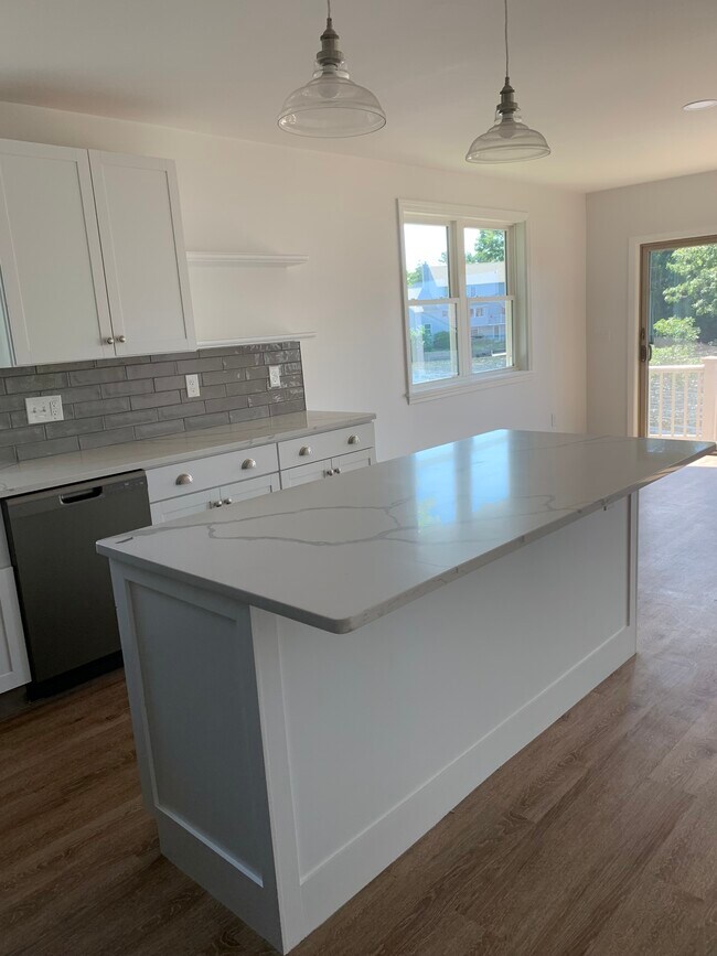 Building Photo - 8 Lakeview Dr