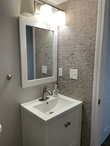 Downstairs bath - 33 Deer St