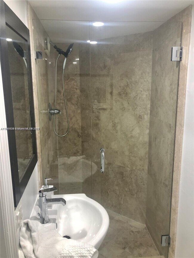 Building Photo - 1717 N Bayshore Dr