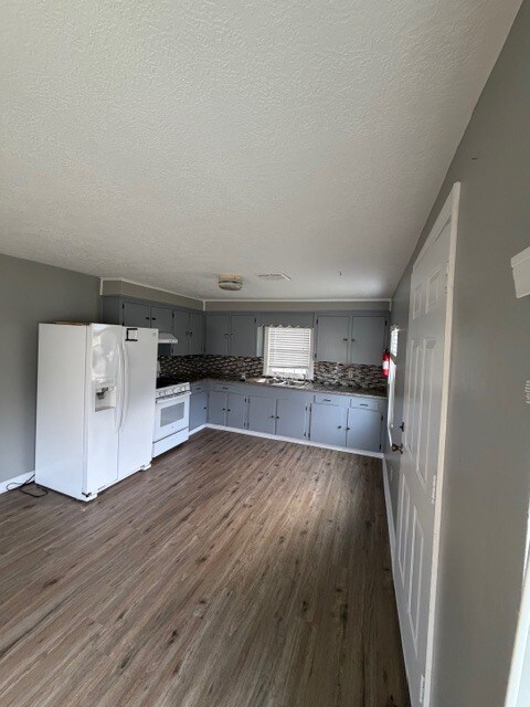 Building Photo - 570 Dewey Rd