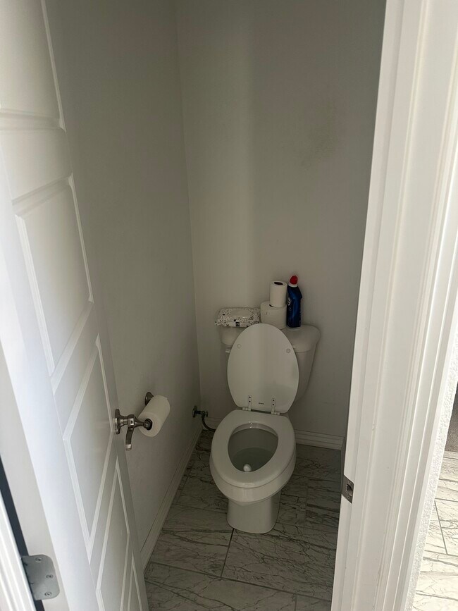 Building Photo - 1021 Lakeview Dr