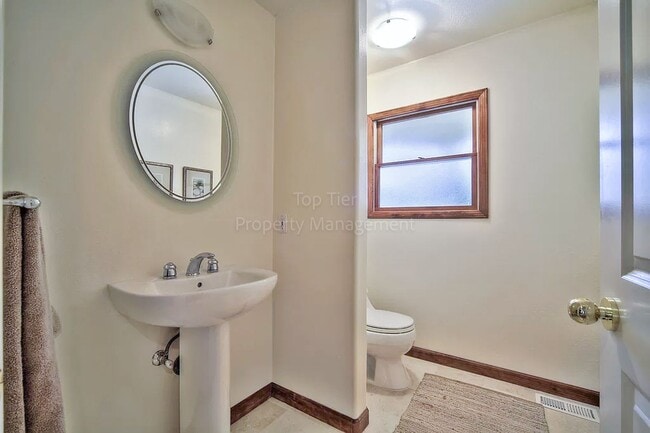 Building Photo - Luxurious 4 bed / 3.5 bath / 3,276 sqft Ho...