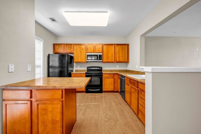 Building Photo - SPACIOUS 3 BEDROOM TOWNHOME