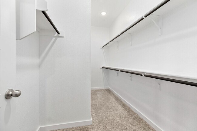 Building Photo - Stunning Duplex in prime location EMMA Park