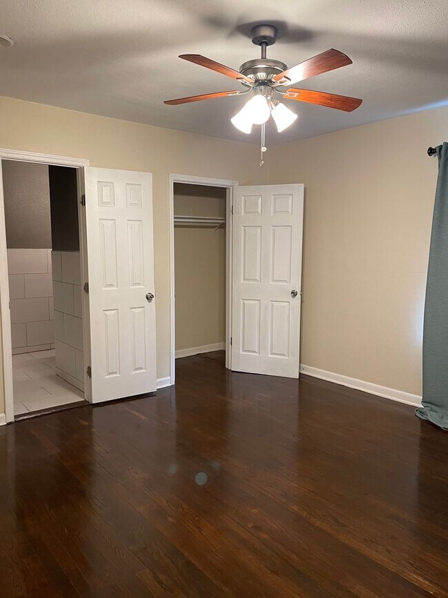 Building Photo - Charming Olmos Park Terrace Rental