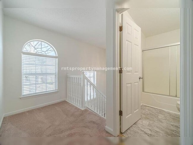 Building Photo - Spacious 4 bedroom 2.5 bath