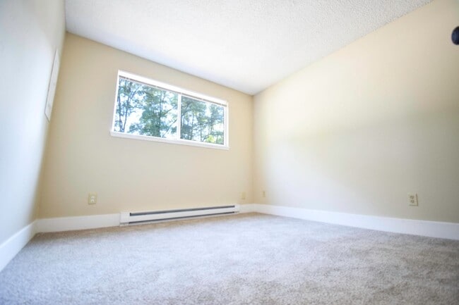 Building Photo - Spacious 2 BR Townhome in SW Portland! W/S/G is Included
