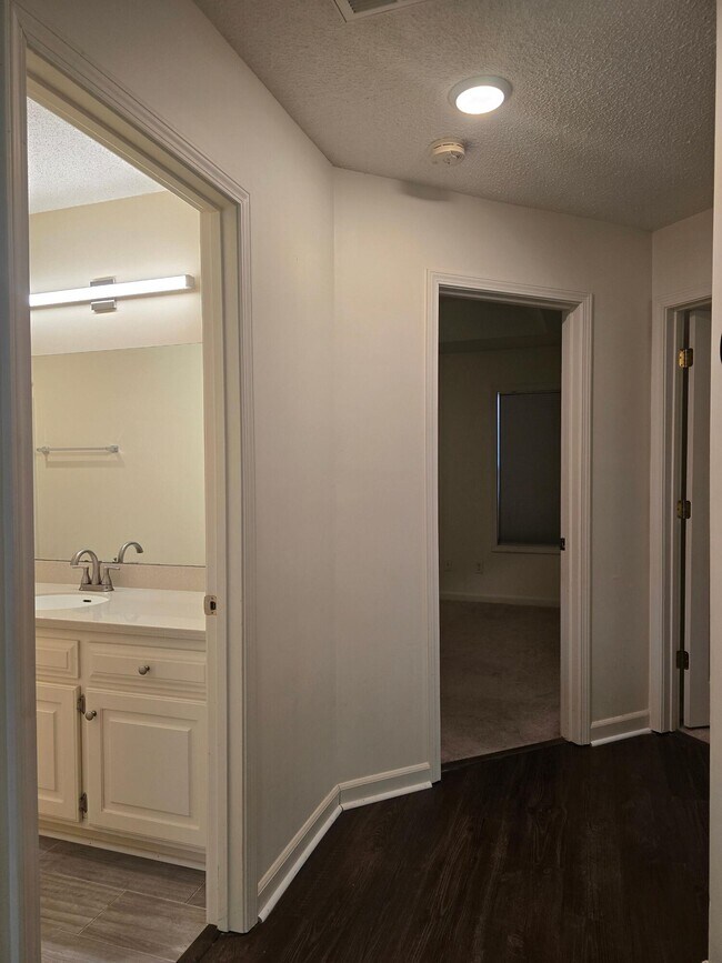 Building Photo - 3682 Beacon Dr