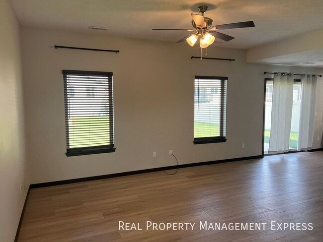 Building Photo - 3 Bedroom 2.5 Bathroom Townhome
