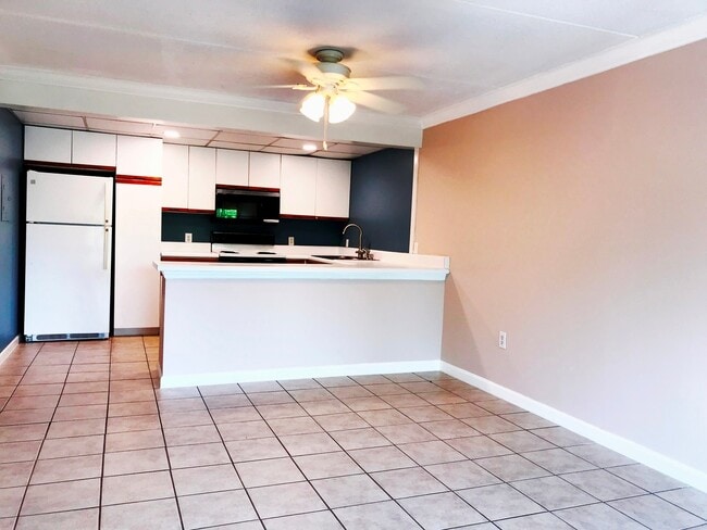 Building Photo - 2BA/ 2BR Condo located near University of ...