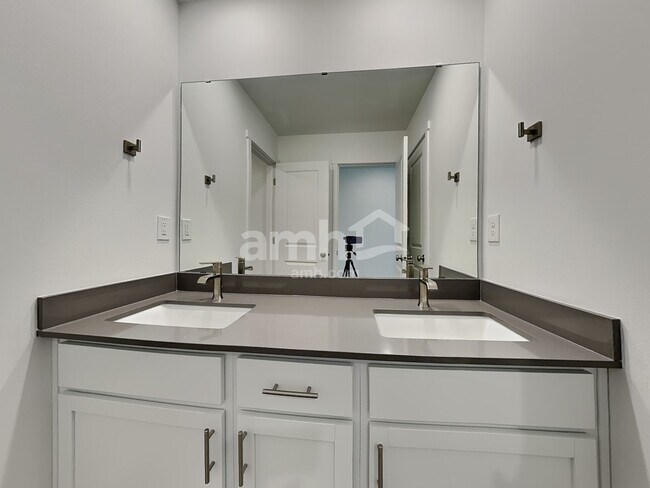 Building Photo - 2408 E Buckskin Way