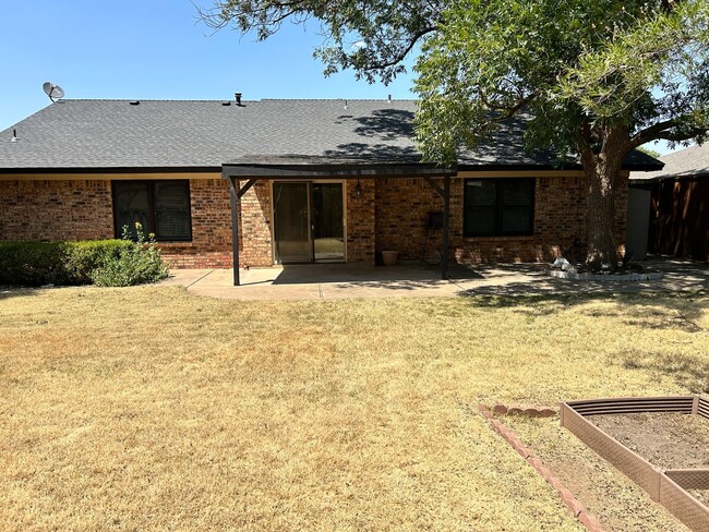 Building Photo - Self Showing - 3 Bedroom 2 bathroom Move I...