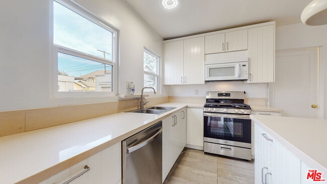 Building Photo - 1436 S Norton Ave