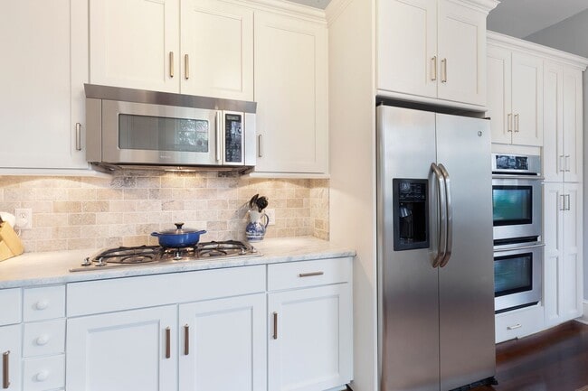 Building Photo - Timeless 3/2 in the Heart of Midtown by Piedmont Park!