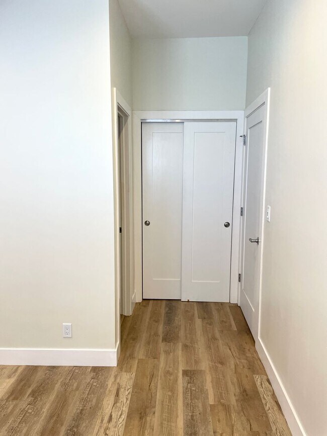Building Photo - Remodeled private room with bath in sunny ...
