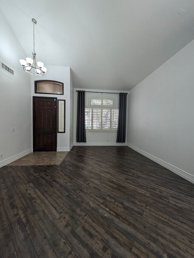 Building Photo - BEAUTIFUL executive style home w/ entertainer's dream backyard!