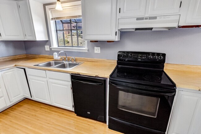 Building Photo - Charming 3-Bedroom Family Home in Orchard Mesa with Incredible Views!!!