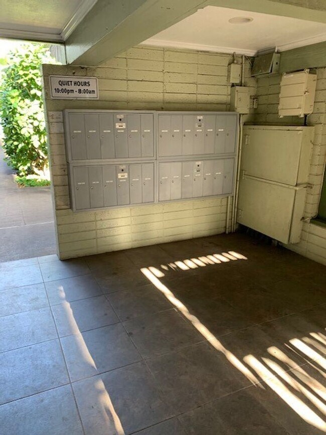 Building Photo - Waikiki Studio Unit - Electric, Water & Sewer included - Avail now!