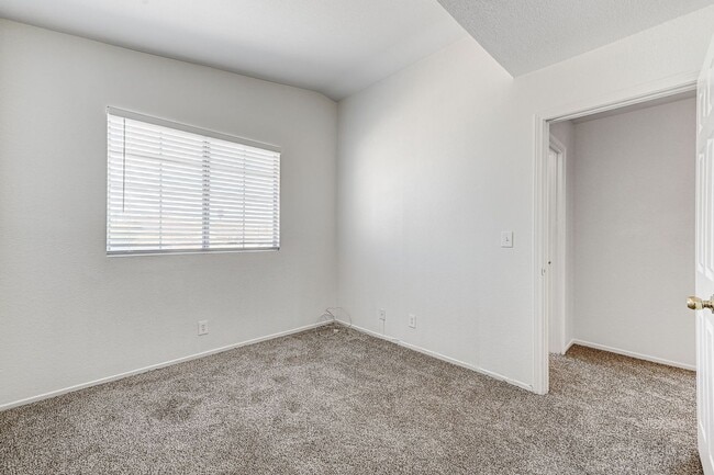 Building Photo - Spacious Henderson Four Bedroom!