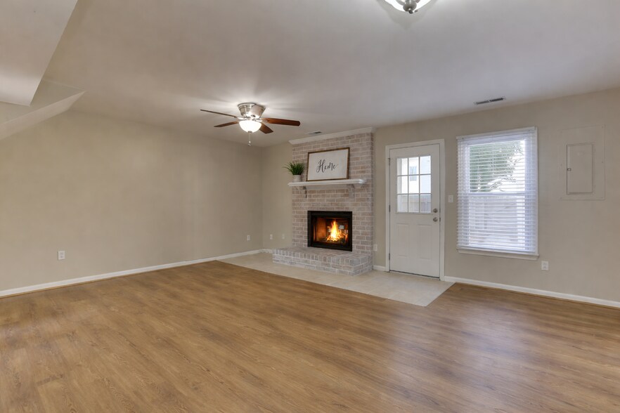 Building Photo - 425 Rennie Ct