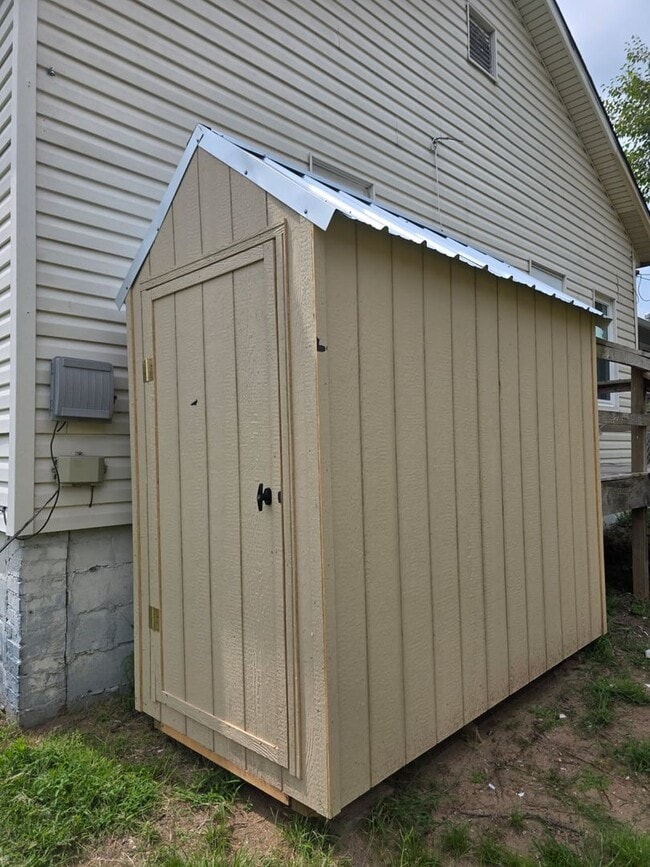 Building Photo - Be the first to lease this Bungalow Beauty!