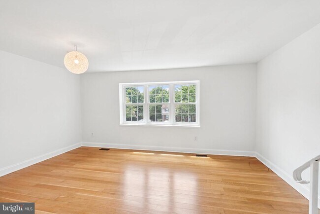 Building Photo - 14844 Cherrydale Dr