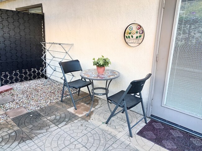 Building Photo - 1620-1624 York Dr