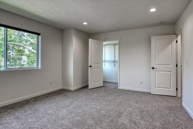 Building Photo - E. 7th Duplex