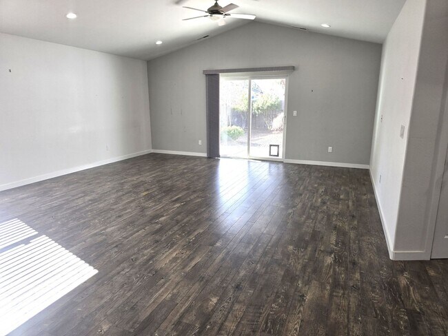 Building Photo - 3 bed 2 bath Home for Rent in Grants Pass